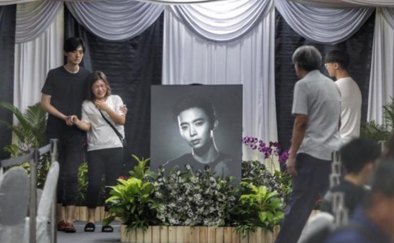 眾人排隊見馮偉衷最後一面！藝人前來致哀，哭成淚人... 「請叫我馮太」 胡佳琪希望馮偉衷託夢給她~