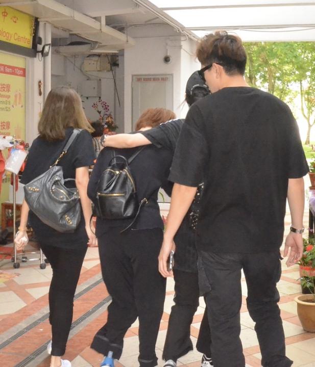 眾人排隊見馮偉衷最後一面！藝人前來致哀，哭成淚人... 「請叫我馮太」 胡佳琪希望馮偉衷託夢給她~
