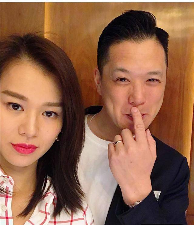 胡杏兒老公曬兒子理髮照，奕霆神情嚴肅，一動不動，表情好呆萌