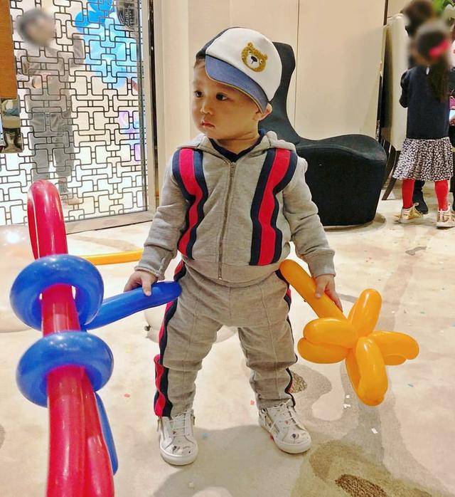 胡杏兒老公曬兒子理髮照，奕霆神情嚴肅，一動不動，表情好呆萌