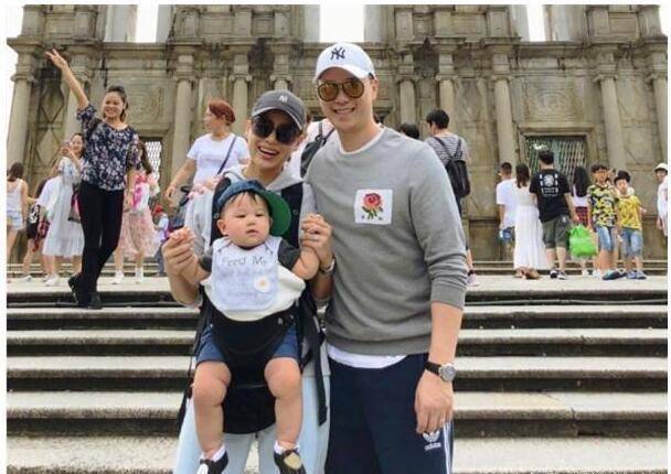 胡杏兒老公曬兒子理髮照，奕霆神情嚴肅，一動不動，表情好呆萌