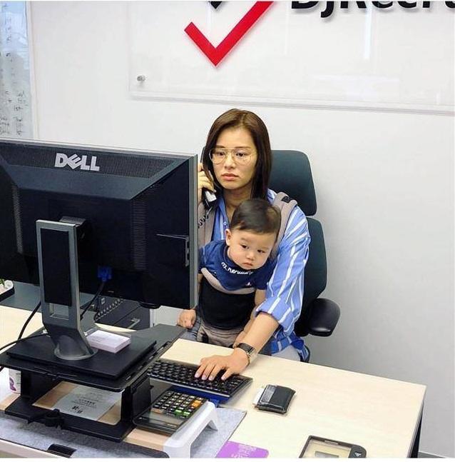 胡杏兒老公曬兒子理髮照，奕霆神情嚴肅，一動不動，表情好呆萌