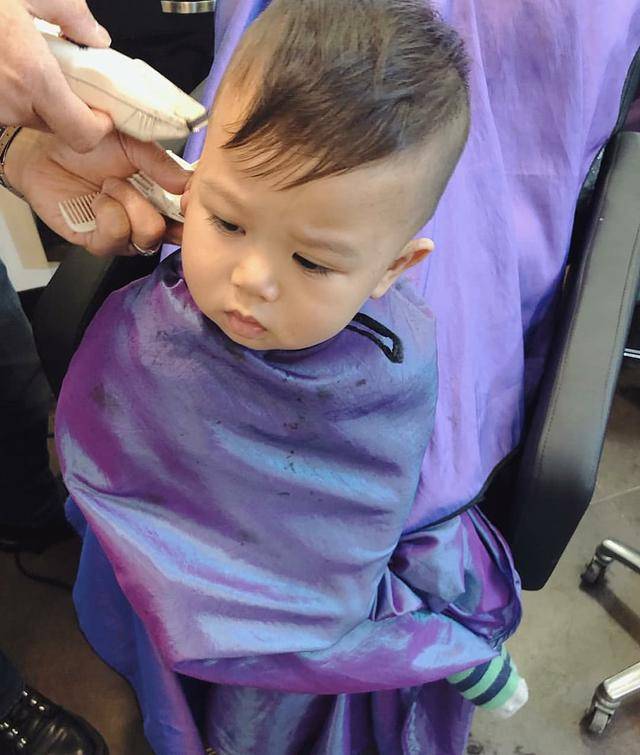 胡杏兒老公曬兒子理髮照，奕霆神情嚴肅，一動不動，表情好呆萌