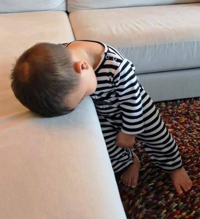 胡杏兒老公曬兒子理髮照，奕霆神情嚴肅，一動不動，表情好呆萌