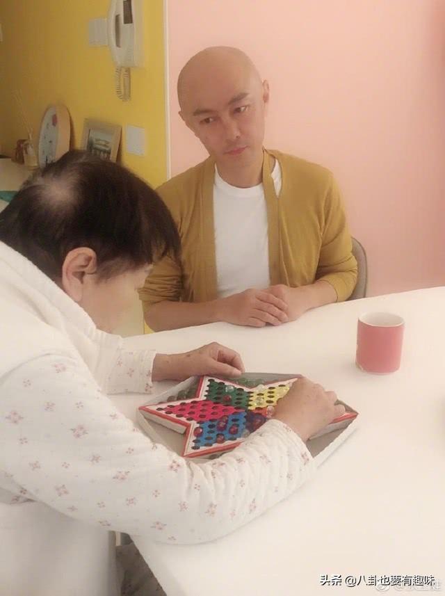 繼佘詩曼後，53歲的張衛健開濾鏡拍照後也嚇壞了網友