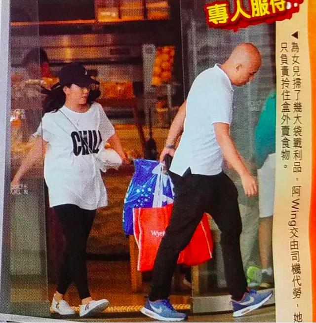 港媒拍到黎明太太抱女兒逛街，稱她財權獨攬,還準備生二胎