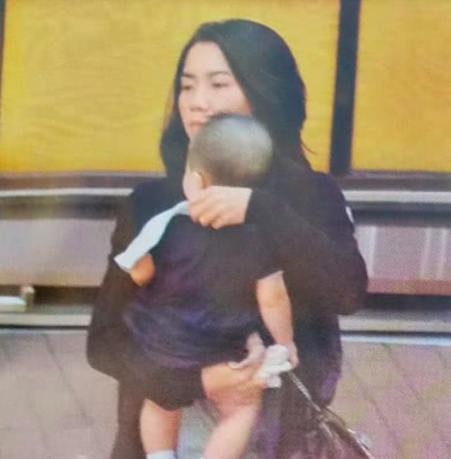 港媒拍到黎明太太抱女兒逛街，稱她財權獨攬,還準備生二胎