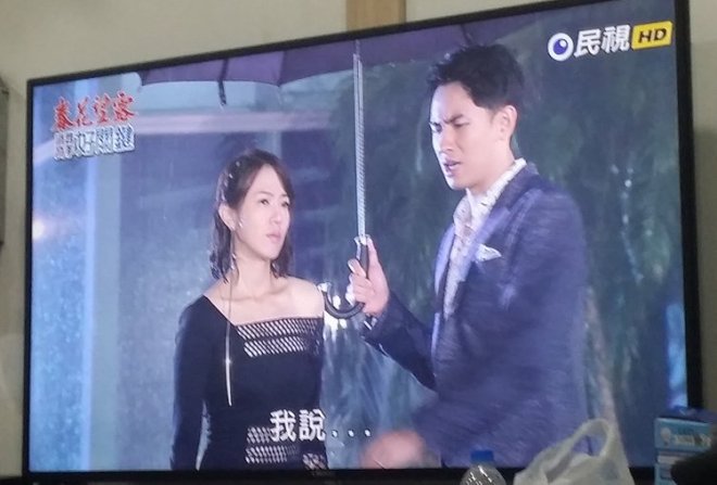 台灣鄉土劇無極限! 鏡頭從上往下拍驚見女主角「上半身驚人亮點」！