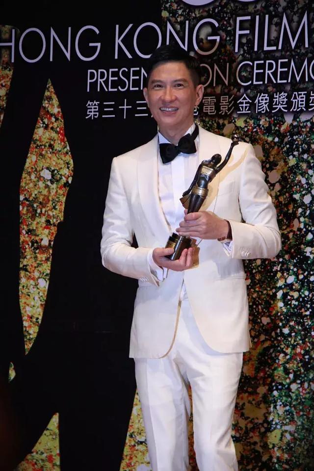 54歲關詠荷素顏帶女兒逛街，面容憔悴頭發枯黃盡顯老態！
