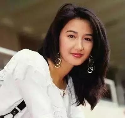54歲關詠荷素顏帶女兒逛街，面容憔悴頭發枯黃盡顯老態！