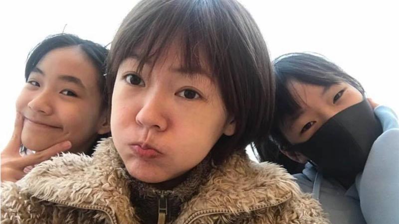 小S女兒買衣服「嫌太貴不想買」有夠節儉！　翻開標價「金額讓她翻白眼」網友狂讚：超會教