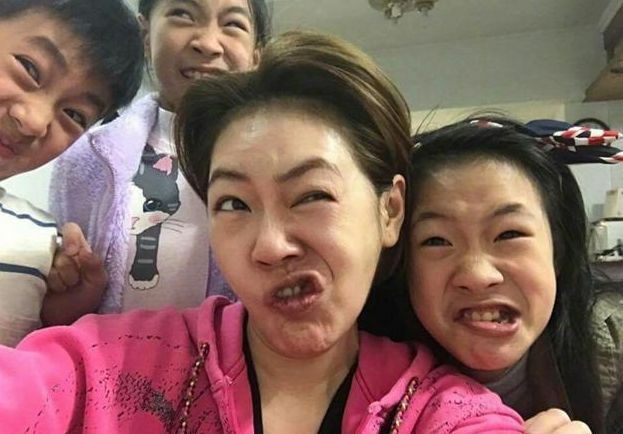 小S女兒買衣服「嫌太貴不想買」有夠節儉！　翻開標價「金額讓她翻白眼」網友狂讚：超會教
