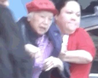 87歲李香琴終於站起來了，網友看見卻感到心酸……