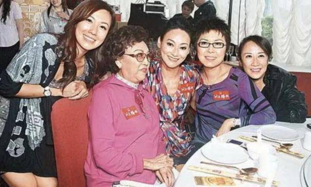87歲李香琴終於站起來了，網友看見卻感到心酸……