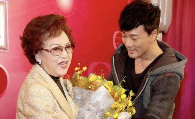 87歲李香琴終於站起來了，網友看見卻感到心酸……