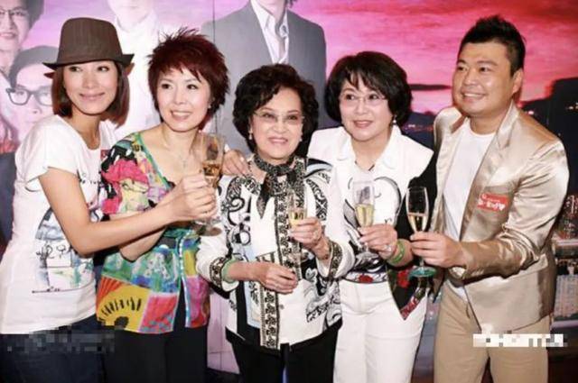 87歲李香琴終於站起來了，網友看見卻感到心酸……