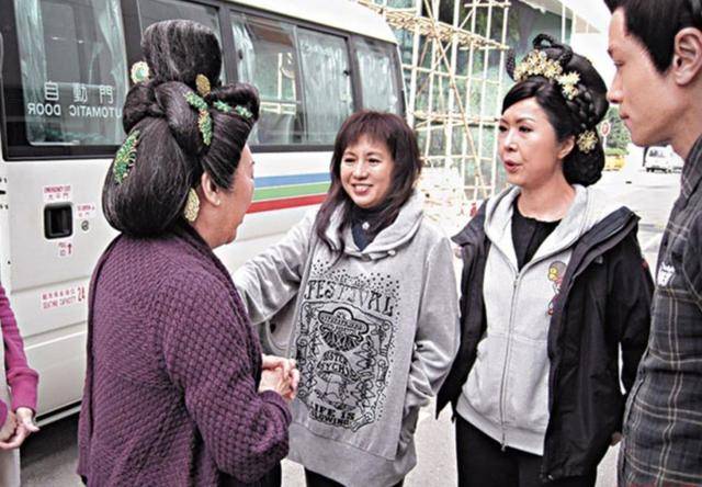 87歲李香琴終於站起來了，網友看見卻感到心酸……