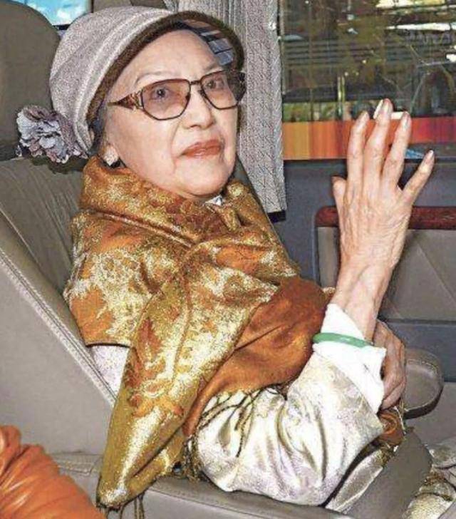 87歲李香琴終於站起來了，網友看見卻感到心酸……