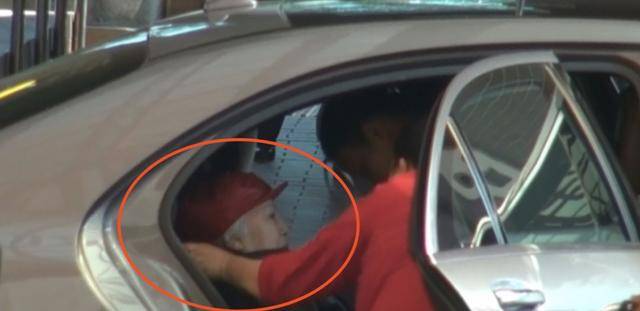 87歲李香琴終於站起來了，網友看見卻感到心酸……