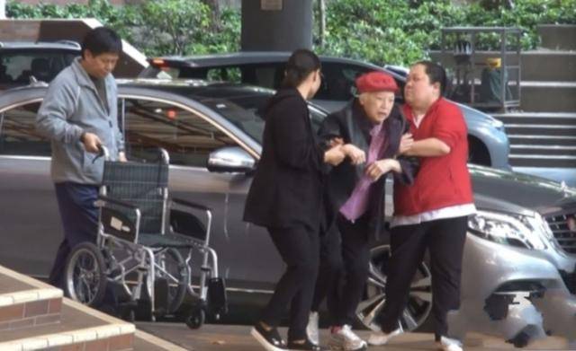 87歲李香琴終於站起來了，網友看見卻感到心酸……
