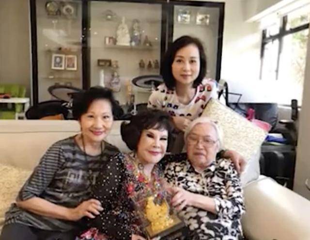 87歲李香琴終於站起來了，網友看見卻感到心酸……