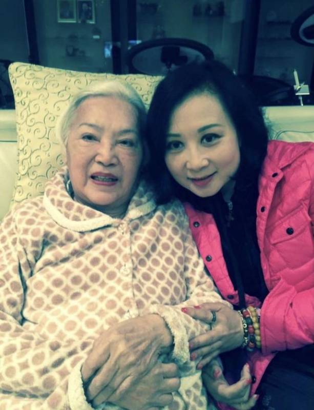 87歲李香琴終於站起來了，網友看見卻感到心酸……