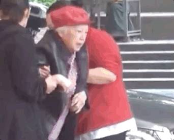 87歲李香琴終於站起來了，網友看見卻感到心酸……