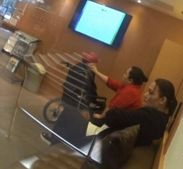 87歲李香琴終於站起來了，網友看見卻感到心酸……