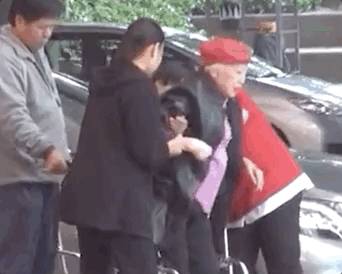 87歲李香琴終於站起來了，網友看見卻感到心酸……