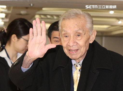 96歲常楓曝「每天小酌高粱」身體硬朗，「拍戲起身8人同時攙扶」讓他好無奈：我還可走！