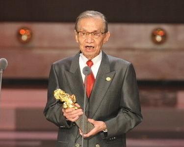 96歲常楓曝「每天小酌高粱」身體硬朗，「拍戲起身8人同時攙扶」讓他好無奈：我還可走！
