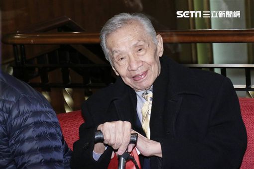96歲常楓曝「每天小酌高粱」身體硬朗，「拍戲起身8人同時攙扶」讓他好無奈：我還可走！