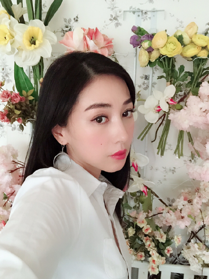 迷人大眼睛！樊少皇賈曉晨女兒近照曝光！遺傳爸媽優良基❤網民：長大一定不得了～