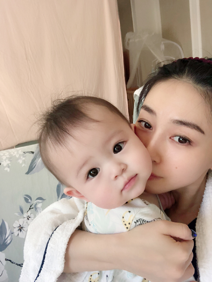 迷人大眼睛！樊少皇賈曉晨女兒近照曝光！遺傳爸媽優良基❤網民：長大一定不得了～