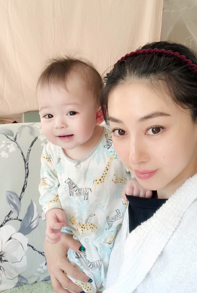 迷人大眼睛！樊少皇賈曉晨女兒近照曝光！遺傳爸媽優良基❤網民：長大一定不得了～