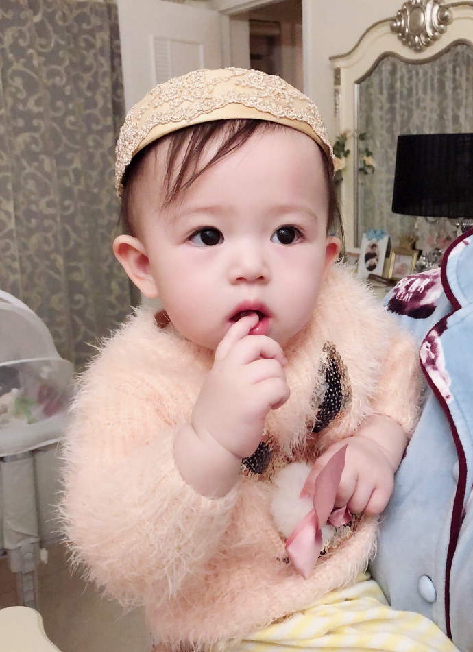 迷人大眼睛！樊少皇賈曉晨女兒近照曝光！遺傳爸媽優良基❤網民：長大一定不得了～