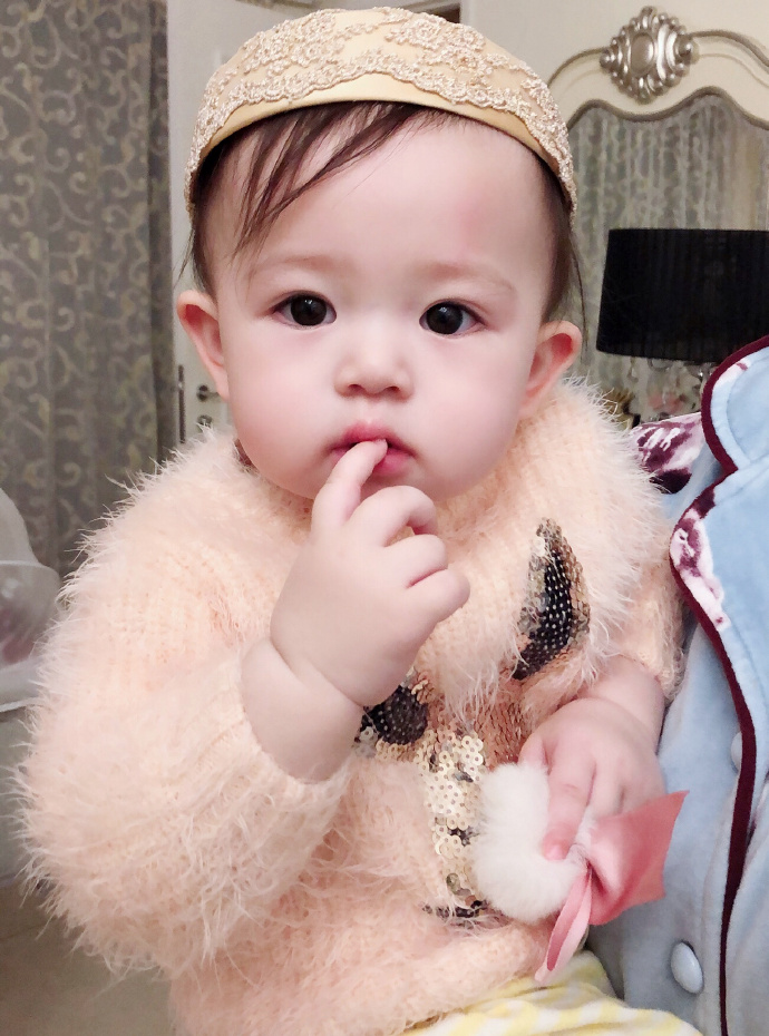 迷人大眼睛！樊少皇賈曉晨女兒近照曝光！遺傳爸媽優良基❤網民：長大一定不得了～