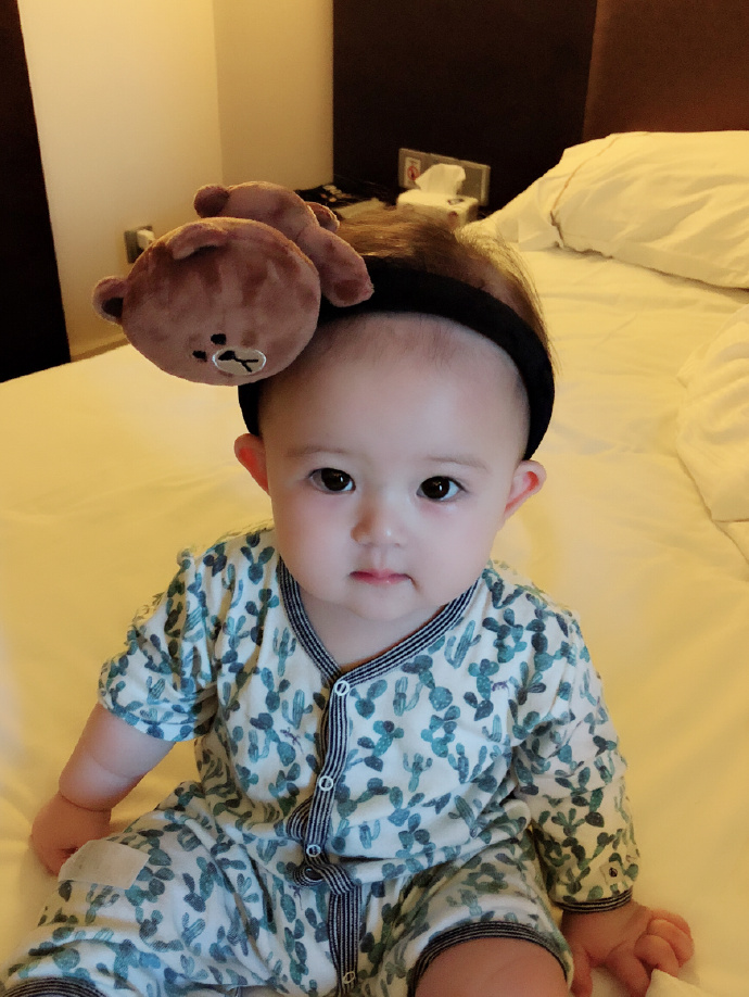 迷人大眼睛！樊少皇賈曉晨女兒近照曝光！遺傳爸媽優良基❤網民：長大一定不得了～