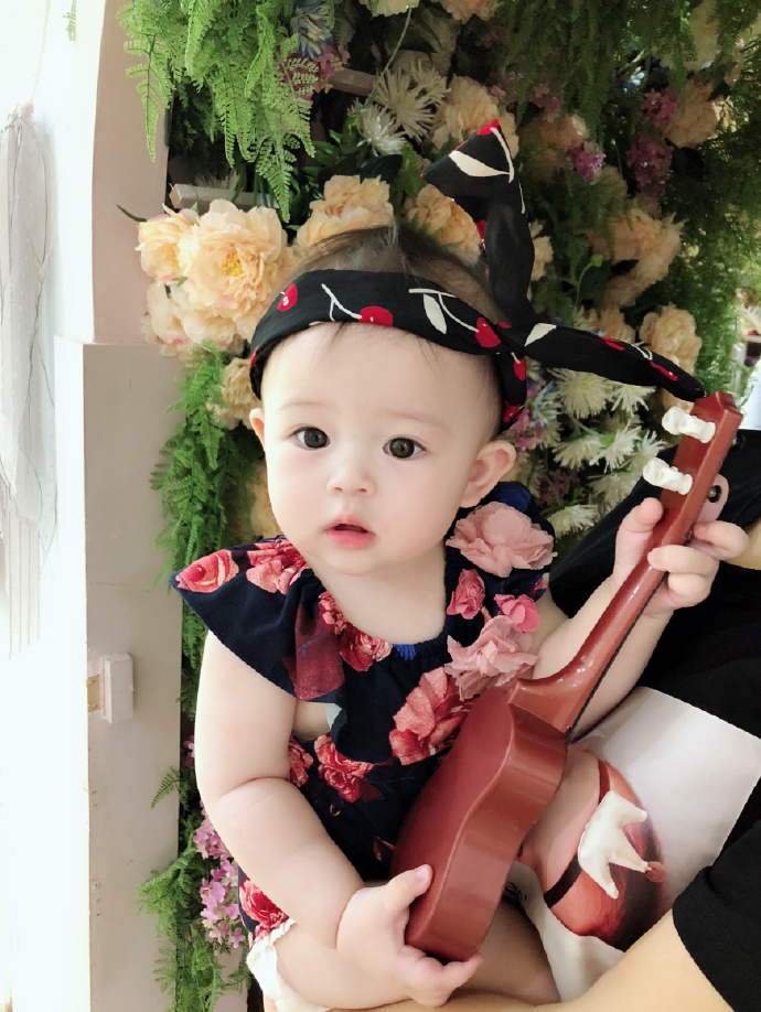 迷人大眼睛！樊少皇賈曉晨女兒近照曝光！遺傳爸媽優良基❤網民：長大一定不得了～