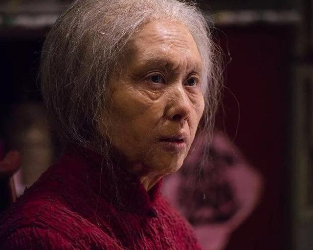 不老女神朱茵變身老奶奶滿臉皺紋，讓人直呼認不出 