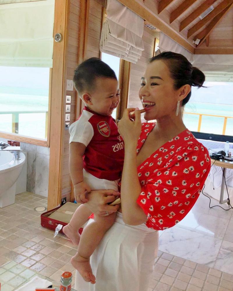 【二胎豬寶寶來啦!?】胡杏兒肚凸凸現身活動, 她竟然這樣回答!?網友: 目測有3個月了吧!!