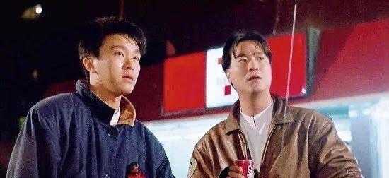 周星馳跑龍套時與主角的珍貴劇照，看起來時萌時賤！ 