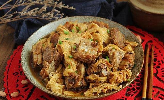腐竹別只會炒肉吃，加上排骨一起燉，入味下飯，寓意著富足，年夜飯不可缺少的一道硬菜