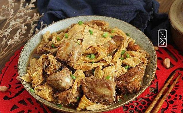腐竹別只會炒肉吃，加上排骨一起燉，入味下飯，寓意著富足，年夜飯不可缺少的一道硬菜