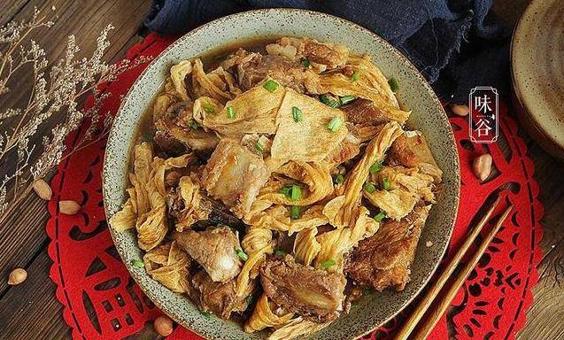 腐竹別只會炒肉吃，加上排骨一起燉，入味下飯，寓意著富足，年夜飯不可缺少的一道硬菜
