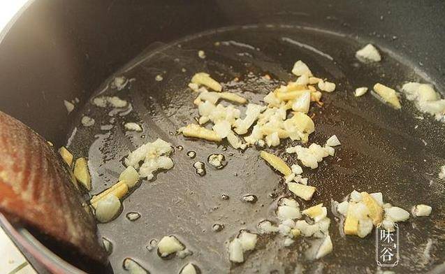 腐竹別只會炒肉吃，加上排骨一起燉，入味下飯，寓意著富足，年夜飯不可缺少的一道硬菜