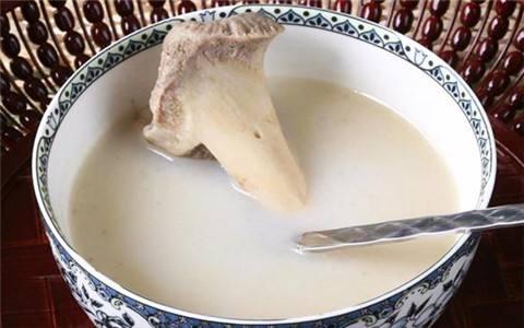 飯前喝湯還是飯後喝湯？營養師：過年喝湯時，不要犯3個錯誤