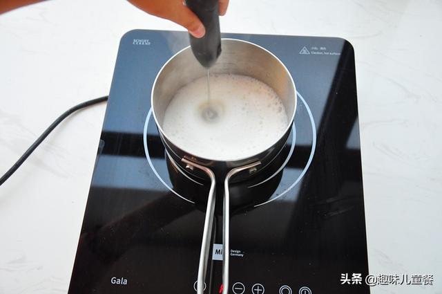 焦糖的甜，奶泡的綿密，咖啡的醇香，一杯咖啡瞬間解乏