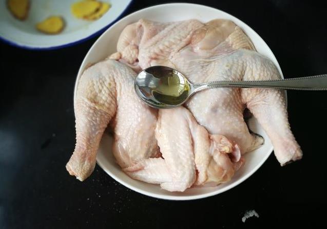 阿嬤做的原味蒸雞，材料簡單，方法也簡單，鮮美嫩滑，吃過都讚不絕口