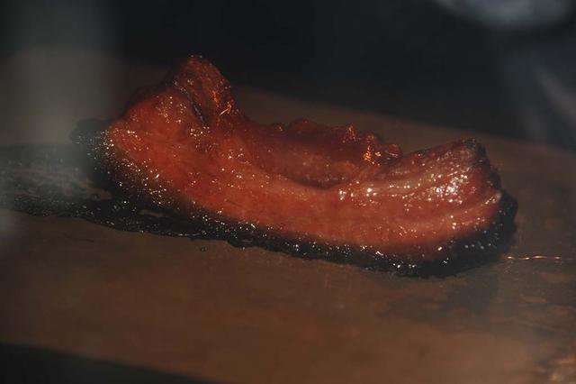 老婆把整塊五花肉放進電飯煲，熟了之後端上桌，客人都說沒吃夠，肉渣都沒剩